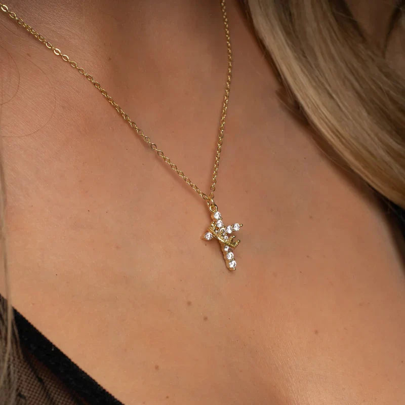 Collar Cruz & Corona – Elegancia y Propósito